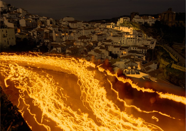 El Silencio. Contraste de las velas de las penitencias en procesión con el blanco nocturno de Setenil en la madrugada primaveral. Foto: MARIO G. VARGAS