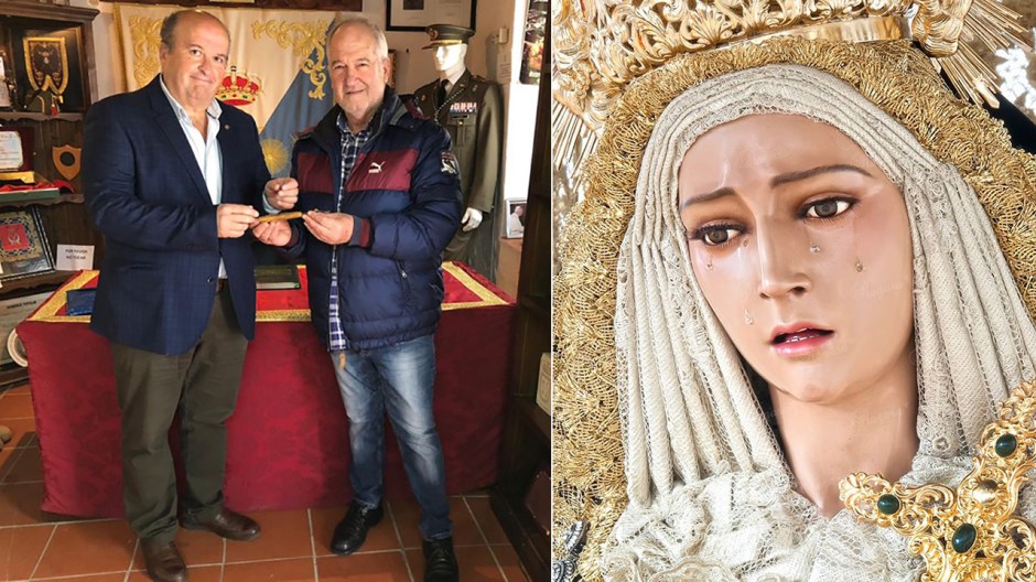 El imaginero Luis Alvarez Duarte entrega al Hermano Mayor, Sebastián Luque, la gubia con la que talló la imagen de la Virgen de los Dolores.