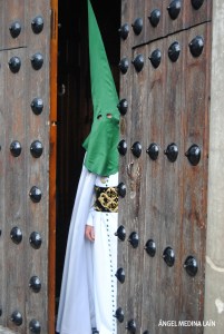 Angel Medina 2010-2012 Penitente abre la puerta en Jueves Santo