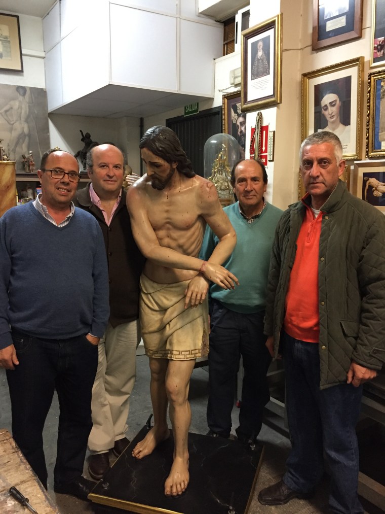 Hermanos de Los Blancos en el taller de Juan Manuel Miñarro por la restauración del Amarrao.