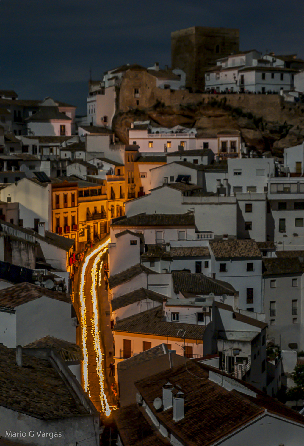 El Silencio es una de las procesiones más antiguas de Andalucía. Pocas fotografías reflejan mejor que la tomada por Mario García Vargas el estrépito en la madrugada del jueves al viernes de las penitencias sobre un Setenil a oscuras y la única iluminación de la luna de primavera sobre el pueblo blanco. Foto: MARIO GARCÍA VARGAS.