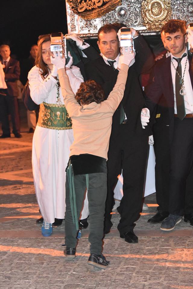 Maria GJ 2018 Jueves Santo Trono Costaleros Detalles