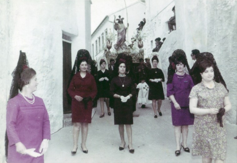 Esta foto de 1968 nos recuerda que hubo mantillas en el desfile del Domingo de Resurrección, con un significado distinto.