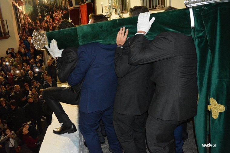 Maria GJ 2016 Costaleros en la albarrá de la Villa Jueves Santo