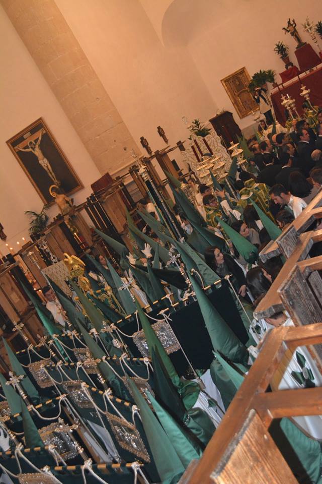 Maria GJ 2016 Penitentes en la iglesia
