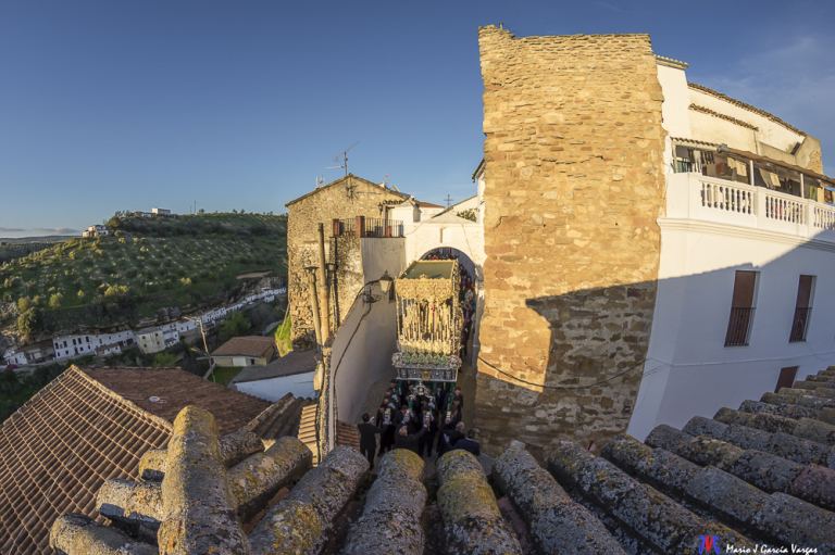 Mario García Vargas 2018 Jueves Santo Virgen de los Dolores en el arco de la Villa con las Cabrerizas al fondo