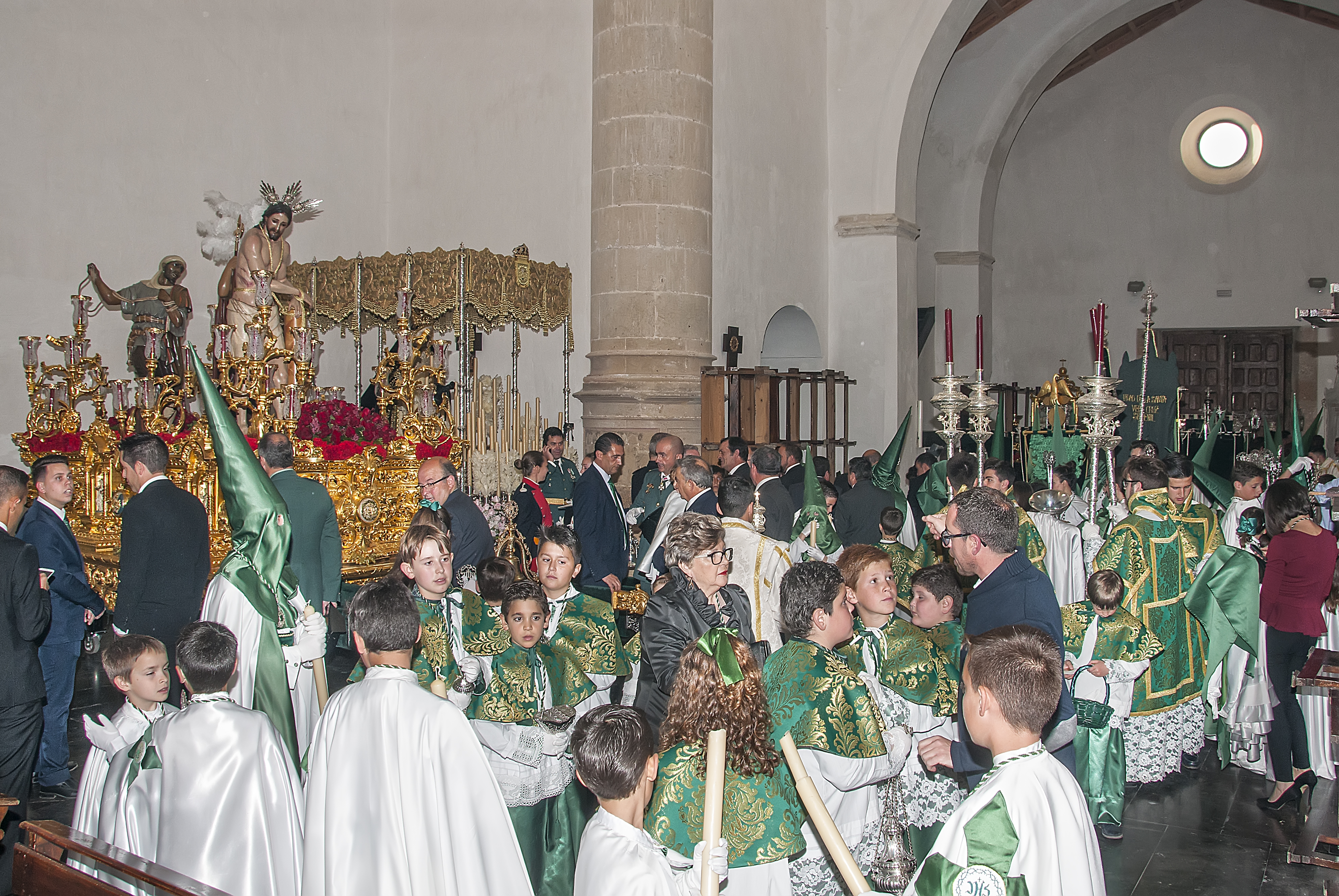 Ragara 2017 Penitentes en la iglesia