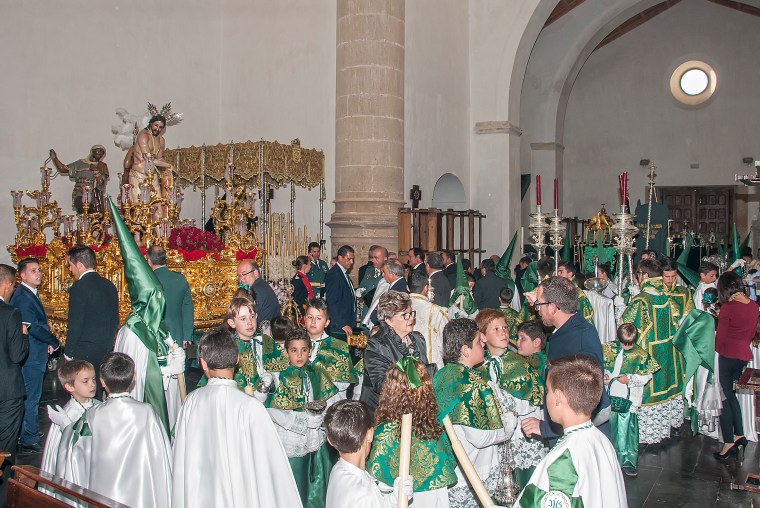 Ragara 2017 Penitentes en la iglesia