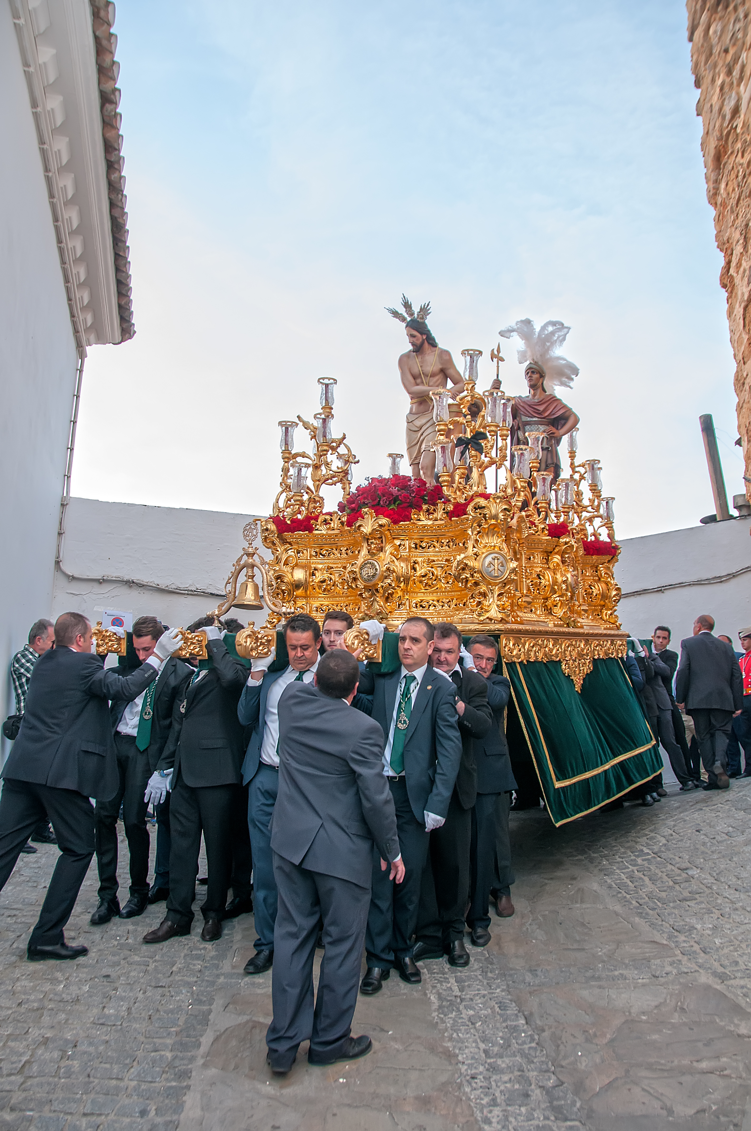 Ragara 2017 Salida del Amarrao en el arco de la Villa. Costaleros