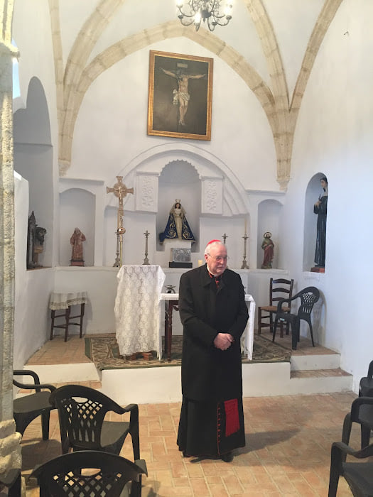 El Cardenal Amigo Vallejo en l ermita de San Sebastián
