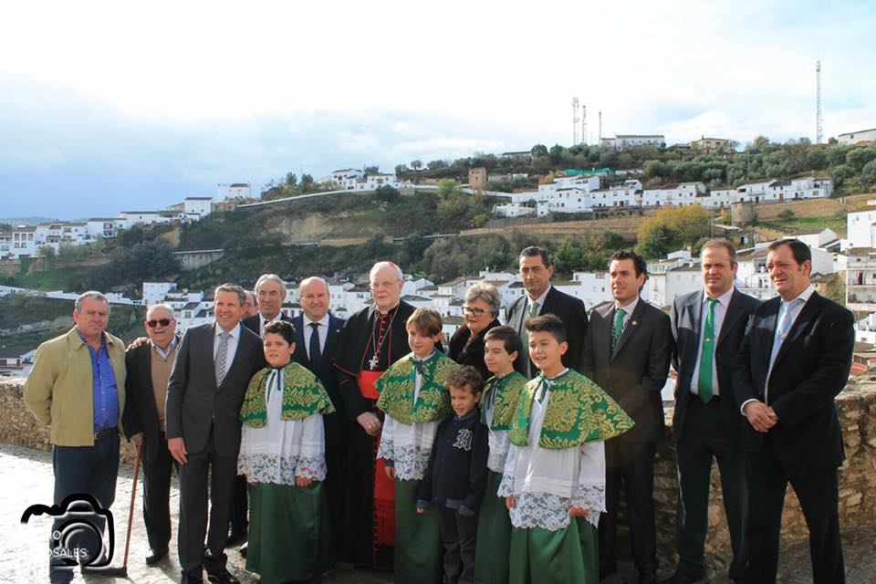 Carlos Amigo Vallejo en el Lizón, con miembros de la Hermandad de Los Blancos de Setenil