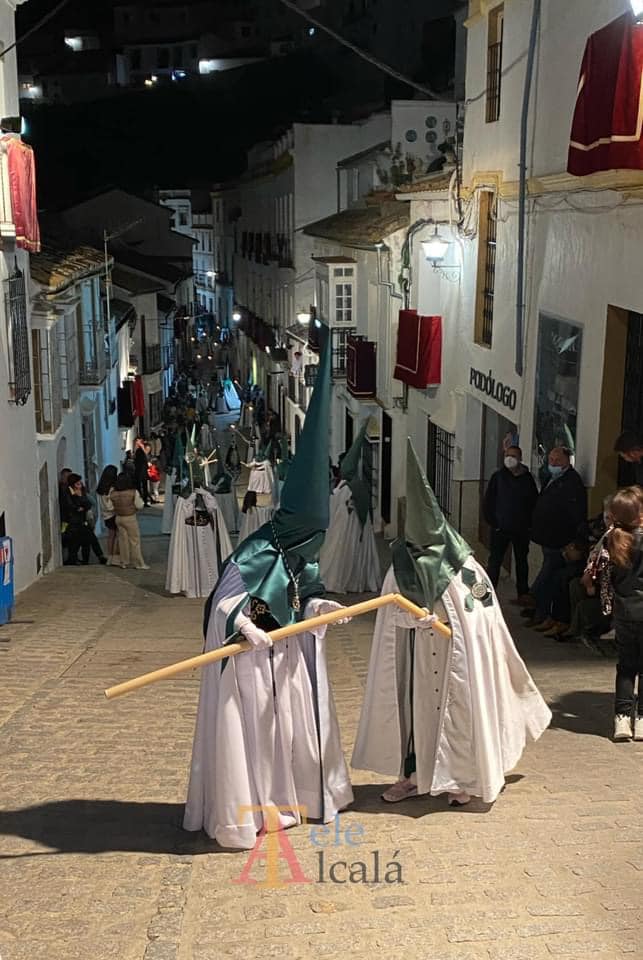 Penitentes blancos en el pecho de la Plaza Tele Alcalá
