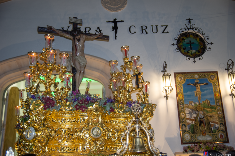 Semana Santa 2022 Mario García Vargas Viernes Santo Cristo Vera+Cruz alzado de regreso a la Casa Hermandad emparejado con el azulejo que preside la fachada de la Casa Hermandad