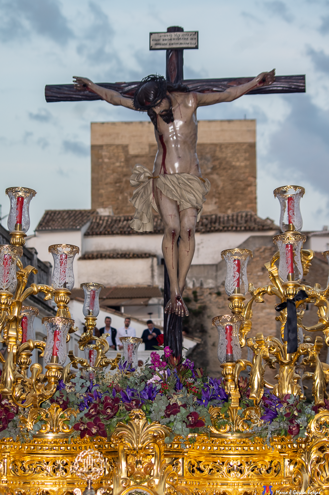 Semana Santa 2022 Mario García Vargas Viernes Santo Cristo Vera+Cruz alzado en la calle Cádiz, con el Torreón al fondo