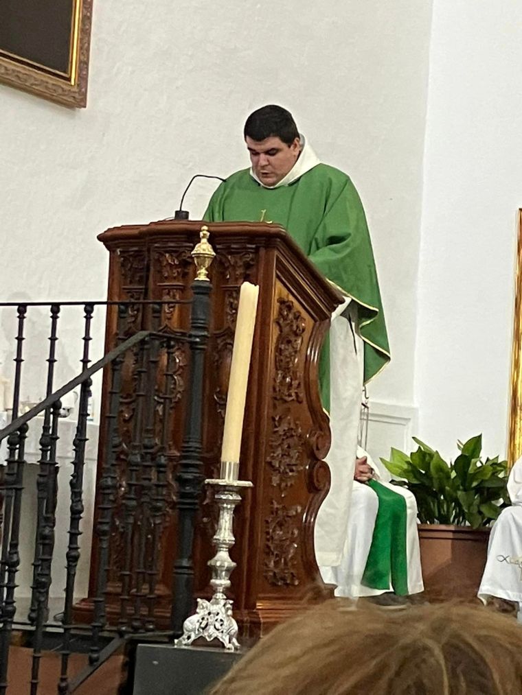 El cura D. Ramón Fabero durante la misa.