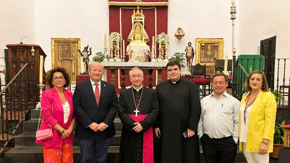 Los Blancos dan la bienvenida al nuevo párroco, D. Arturo Fabero, en presencia del obispo D. José Rico Pavés y D. Ramón Vázquez.