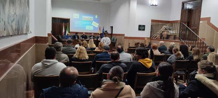 El numeroso público disfrutó de una conferencia magistral.