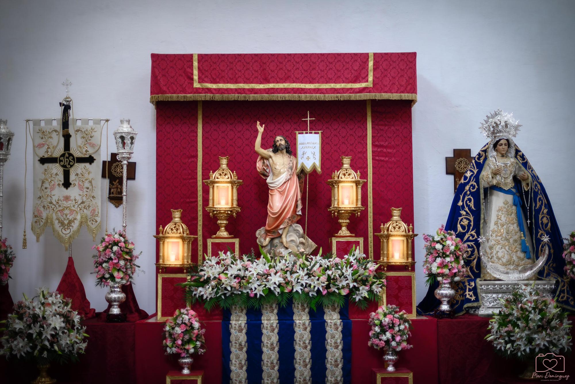 Altar en la Iglesia de la Encarnación con el Resucitado y la Virgen del Rosario. Foto: MARI DOMÍNGUEZ