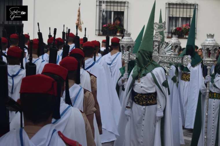 Cruz de Guía y Regulares en la salida del Viernes Santo de 2024