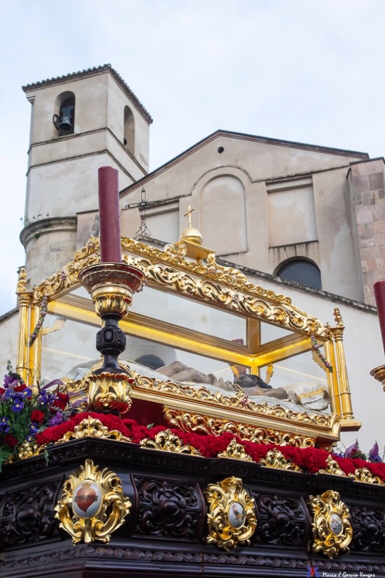 El Santo Entierro ante la Iglesia en 2024. Foto: MARIO GARCÍA VARGAS.