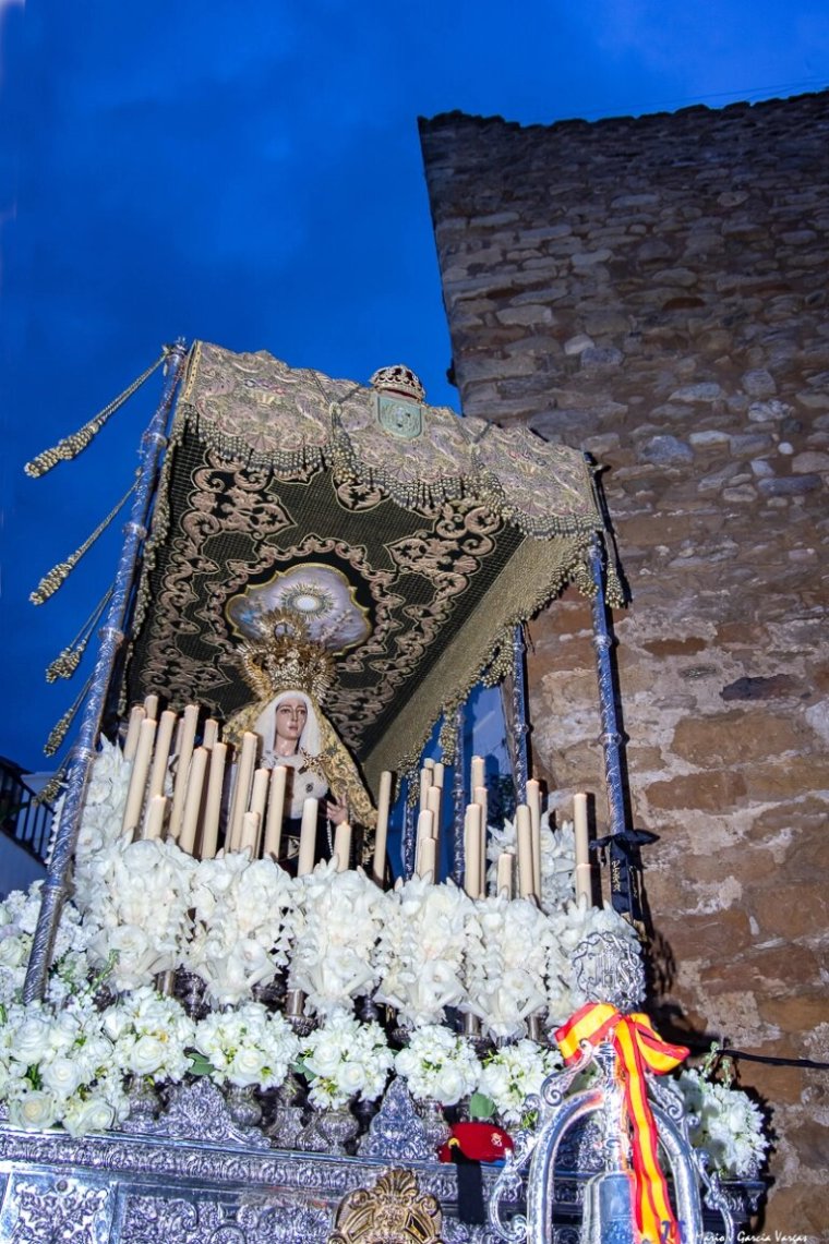 La Virgen de los Dolores el Viernes Santo de 2024, mecida junto a la muralla. Foto: MARIO GARCÍA VARGAS.
