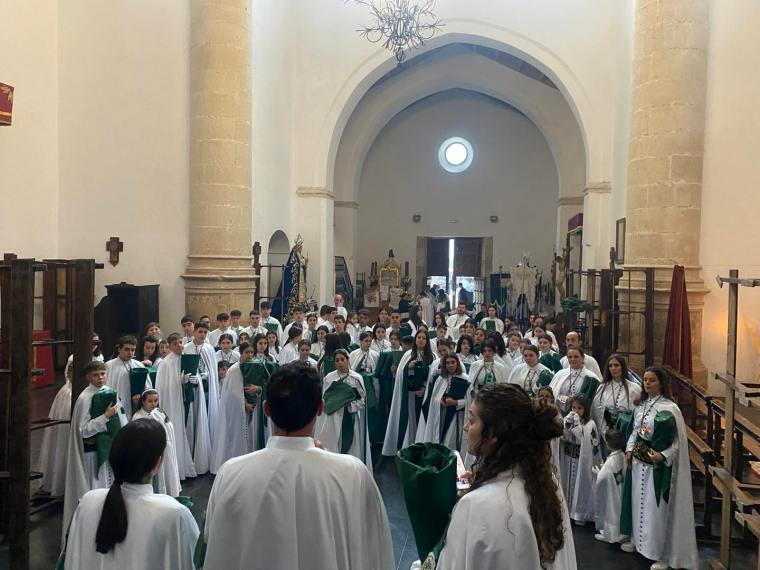 Penitentes blancos en la Iglesia el Jueves Santo de 2024, a la espera de la decisión del Cabildo de Aguas sobre la salida del Amarrao.