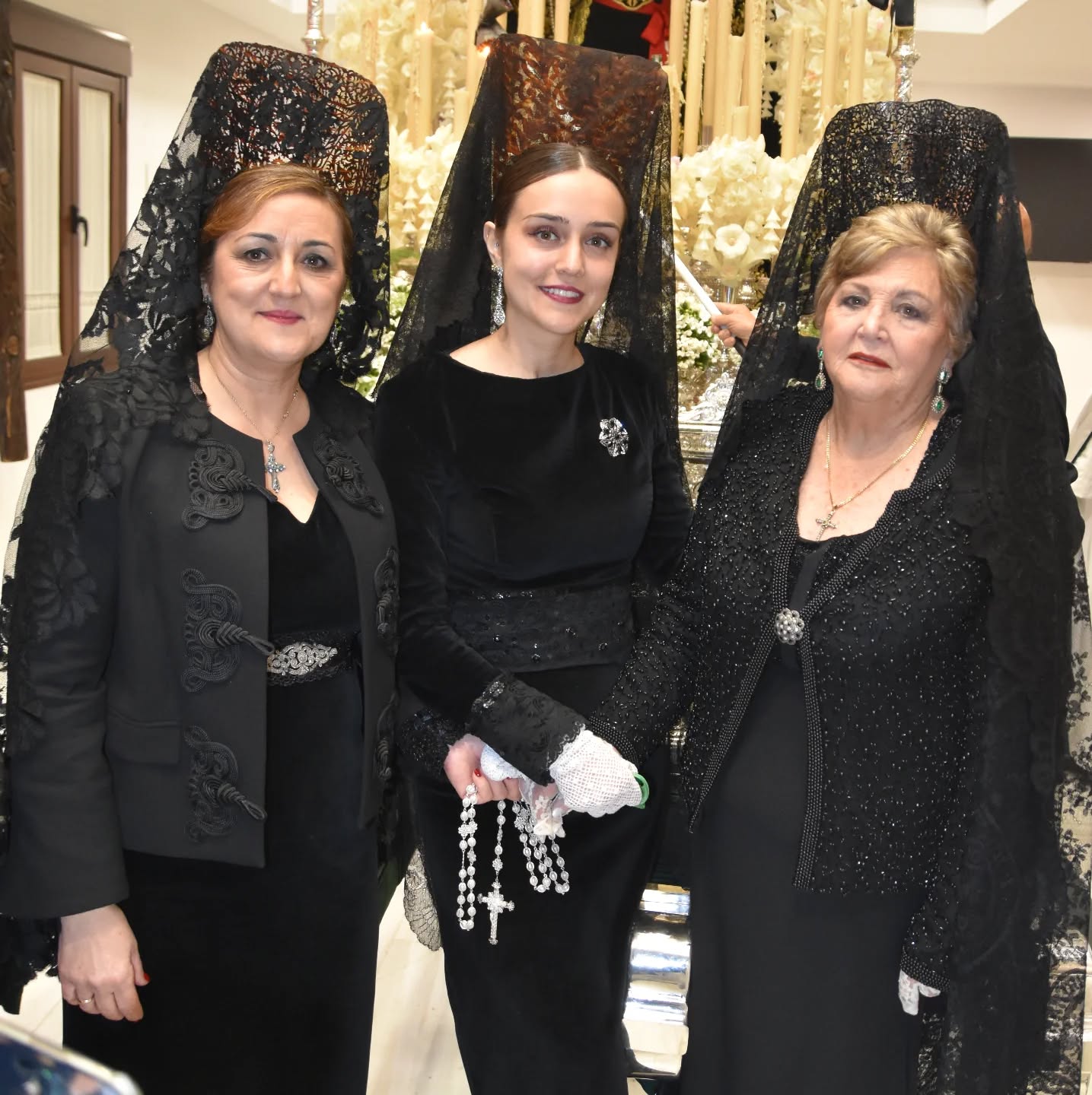 Isabel María Corra, Hermana Mayor de Los Blancos, con su hija Celia y Josefina Villalón en el VIernes Santo de 2025.