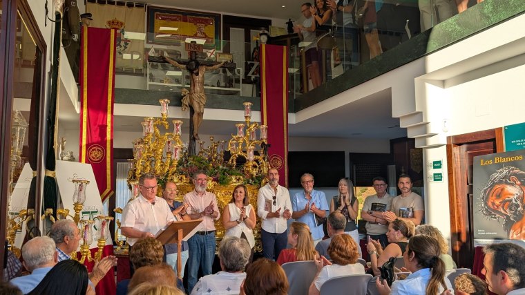 Presentación del libro Los Blancos en la Casa Hermandad, ante el Cristo de la Vera+Cruz. En primer término, Pedro Andrades, acompañado (de izquierda a derecha) por los fotógrafos RAGARA, Adolfo Alba, Isabel María Corral (Hermana Mayor), Jose Carlos Orozco, Mario García Vargas, María GJ, Ángel Media y David García.